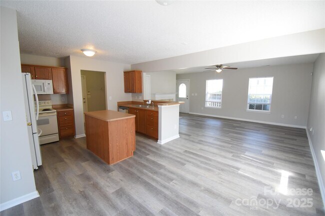 Building Photo - 8139 Chatham Oaks Dr