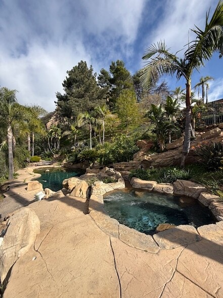 Building Photo - 24690 W Saddle Peak Rd