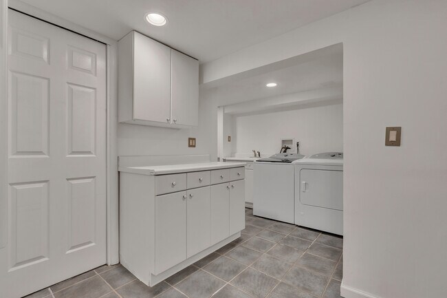 Building Photo - 42 Tanglewylde Ave