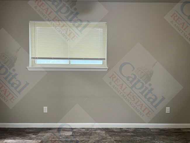 Building Photo - Spacious 3 Bedroom