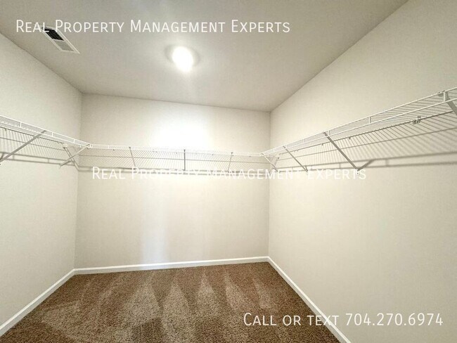 Building Photo - 4025 Lampasas Ln