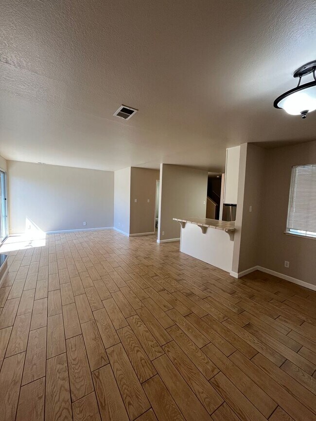 Building Photo - Available Now! Move-In Ready
