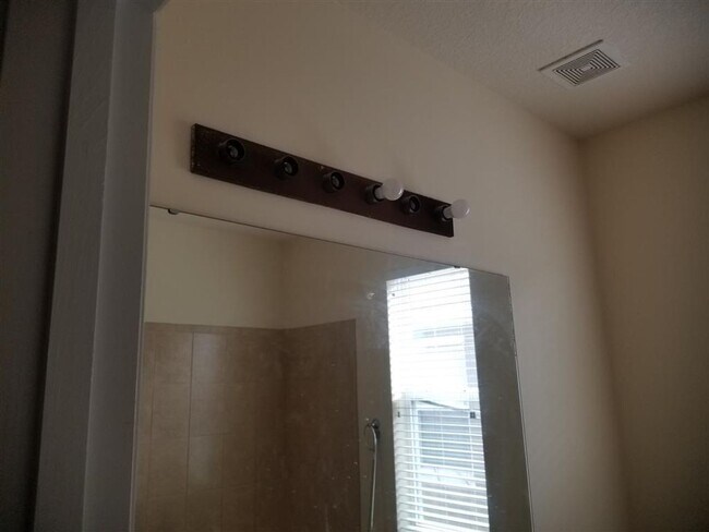 Building Photo - Move in Ready Home in Great Location