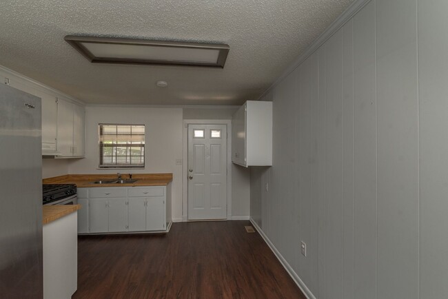 Building Photo - $1275 - 3 bed/1 bath, single-family home f...