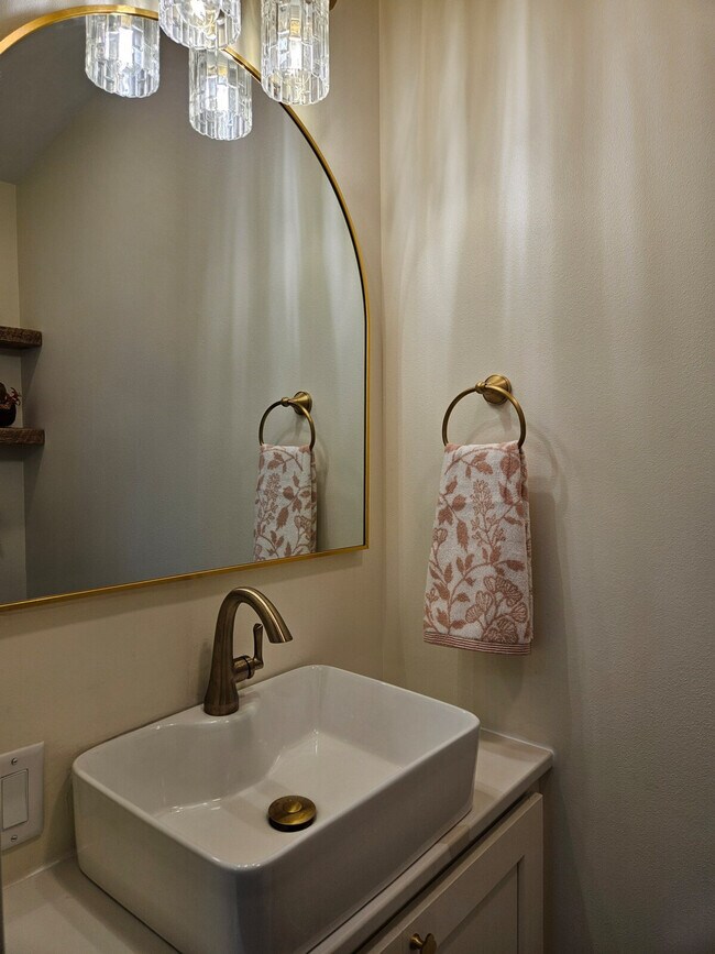 Building Photo - 5913 Lake Edge Rd