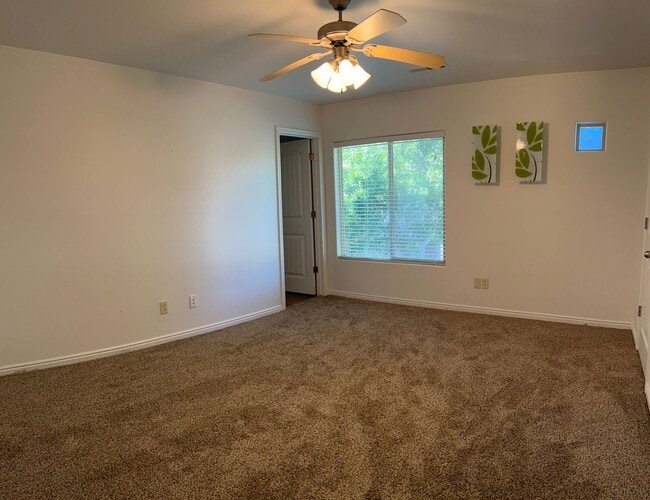 Building Photo - Beautiful 3 bedroom, 2.5 bathroom townhome...