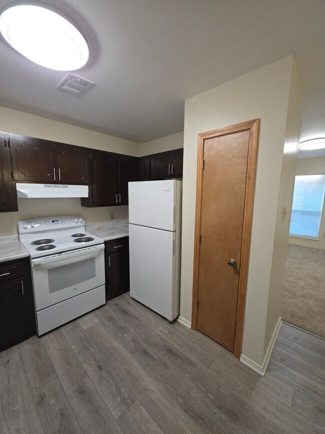 Building Photo - 1009-1023 W. 12TH