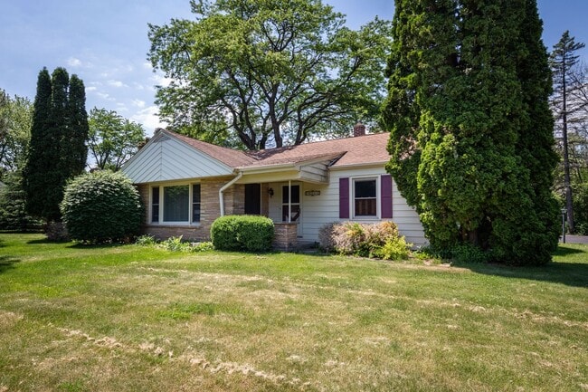 Building Photo - Come home to the serenity of Mequon-Thiensville