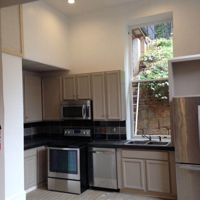 Building Photo - 1025 Church St