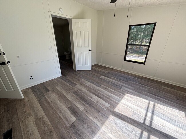 Building Photo - FOR RENT