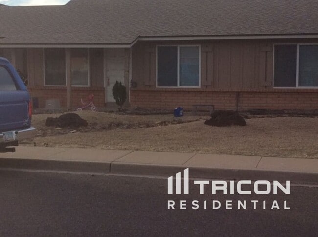 Building Photo - 2153 E Claire Dr