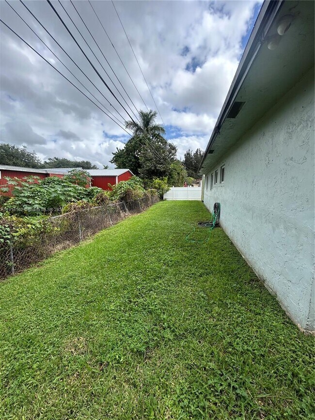 Building Photo - 6121 SW 48th Ct