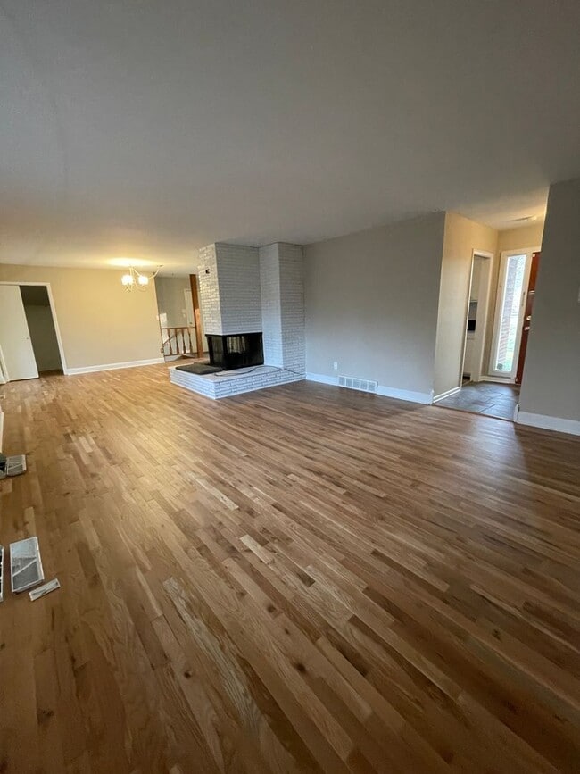 Building Photo - Beautiful Three Bedroom Home