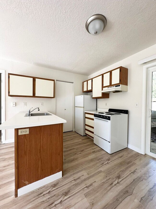 Building Photo - 4940-4950-4950 SW 45th Ave