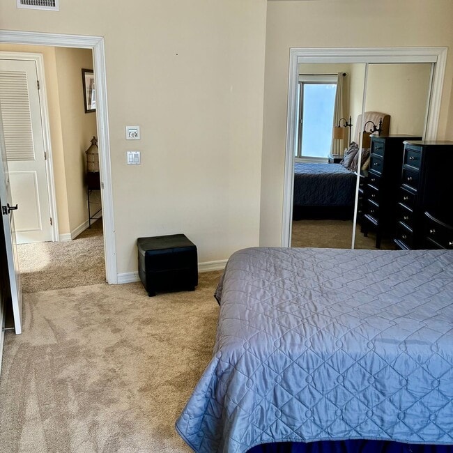 Building Photo - #110:WHITE HOUSE - UNOFFICIAL (JEFF GINSBURG ROOMMATES)