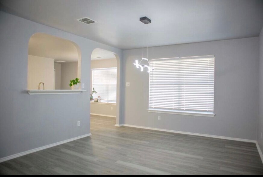 Building Photo - 9135 Granite Woods