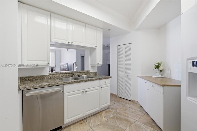 Building Photo - 888 Brickell Key Dr
