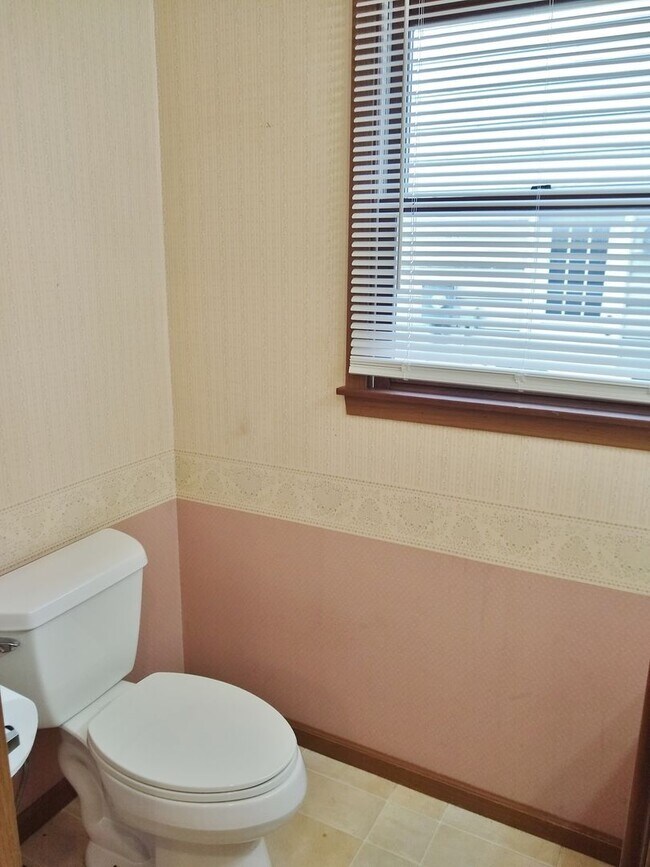 Building Photo - 2 Bed / 1-1/2 Bath Single Family Home Townhome