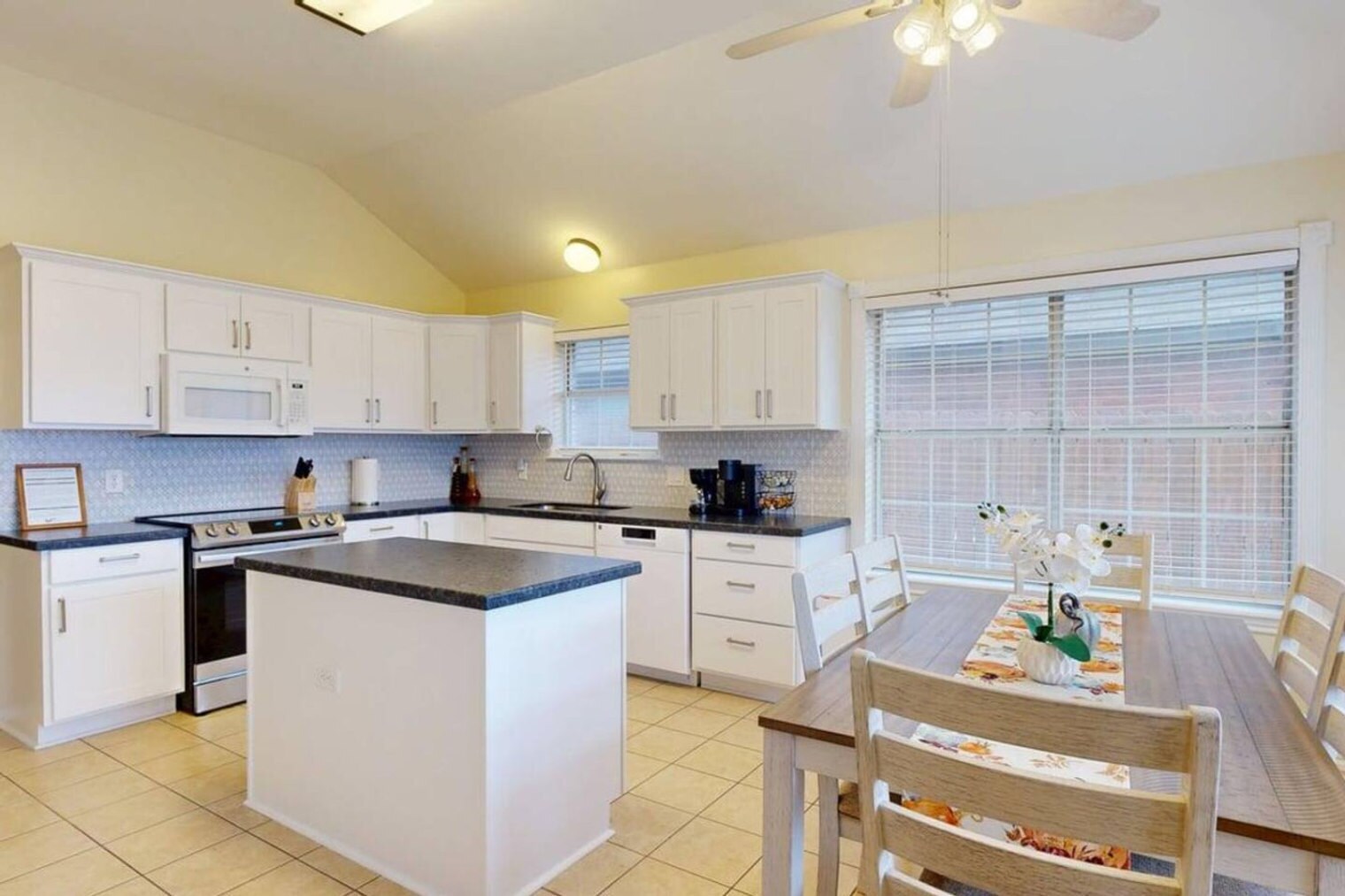 Building Photo - 810 Camellia Ct