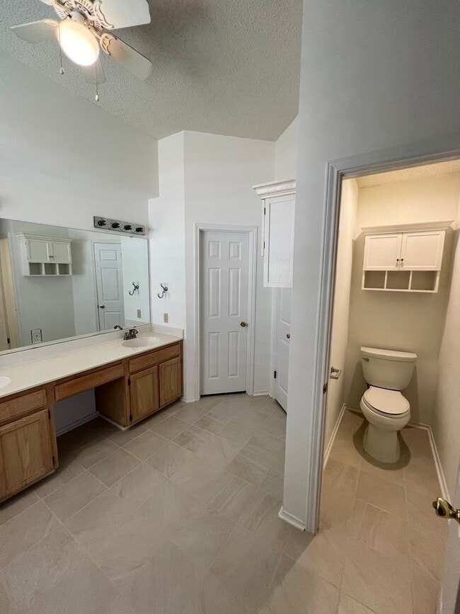 Building Photo - Spacious Canyon Creek 3 bed 2 bath Home