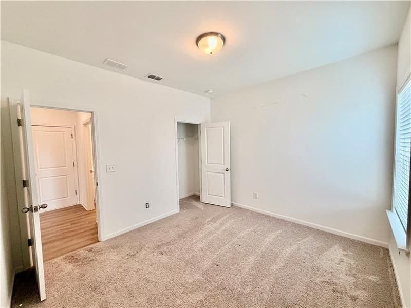 Building Photo - 215 Foxhill Dr