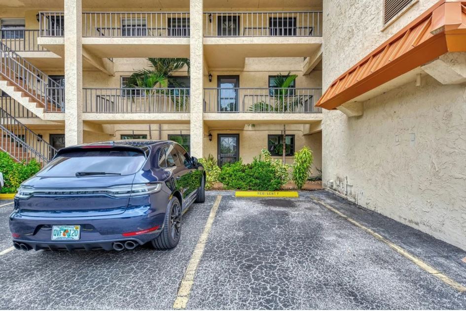 Building Photo - 1650 Pine Tree Ln