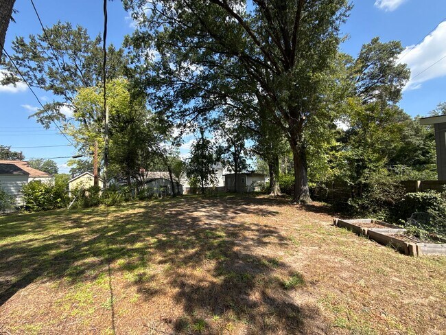 Building Photo - 817 Everett Pl