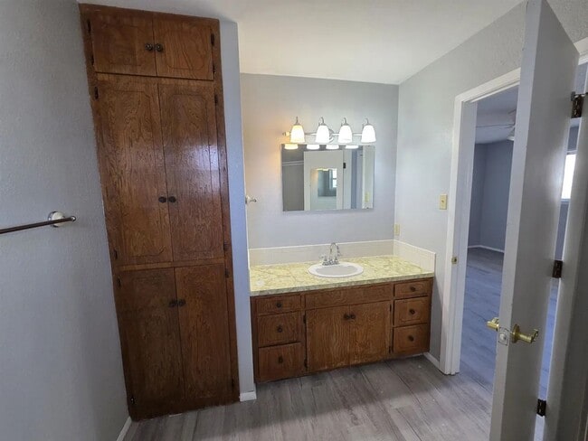 Building Photo - Very well maintained home - 6 Month Lease!!!