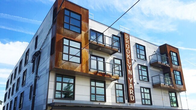 Building Photo - 4780 SE Milwaukie Ave