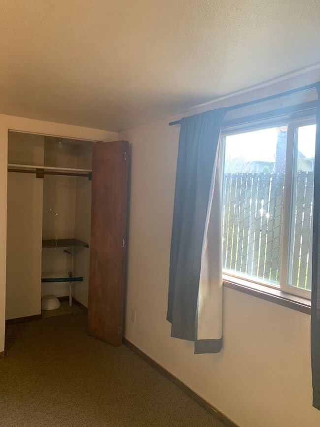 Building Photo - Available Now!  One level 2 Bedroom and 2 Bath Home