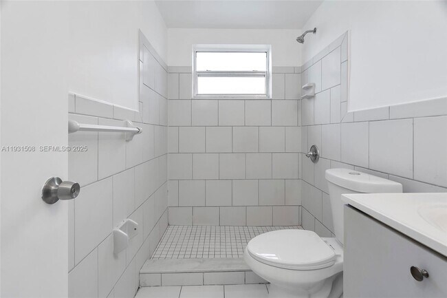 Building Photo - 644 SW 10th St