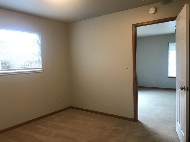 Building Photo - 2913 Highland Ct