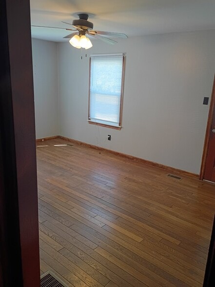 Building Photo - 1402 N Main Ave
