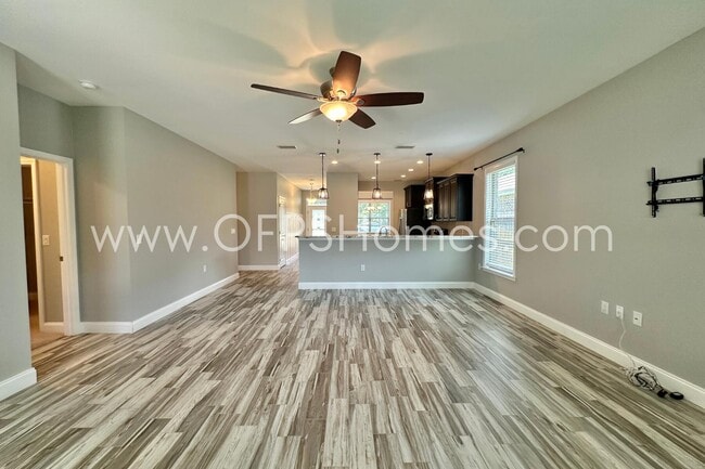 Building Photo - 216 Green Dr