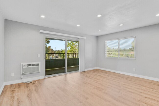 Building Photo - Pet Friendly & Remodeled 1BR Condo Near SD...