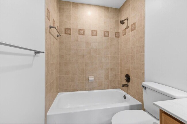 Building Photo - 3939 NE 5th Ave