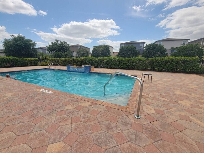 Building Photo - 4/3.5 TOWNHOME VILLA in Waterstone-Davenpo...