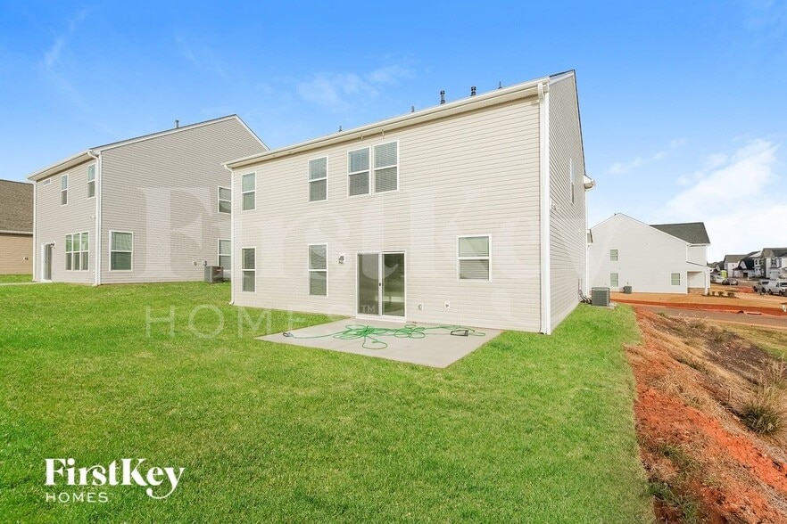 Building Photo - 701 Birchcrest Wy