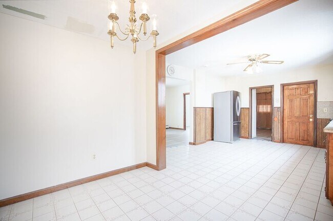 Building Photo - 13 1/2 Weston Street