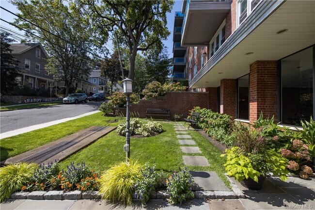 Building Photo - 21 Fairview Ave