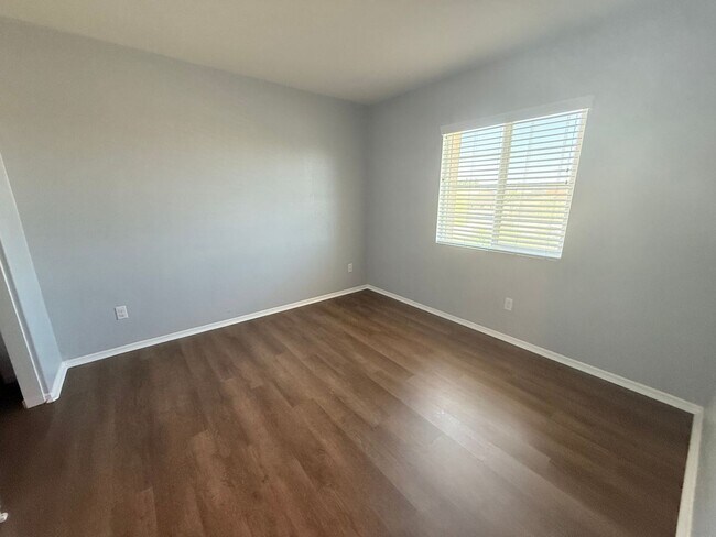 Building Photo - Beautiful Two Story Home, 3 Bedrooms, 2.5 Bathrooms, Solar Panels,