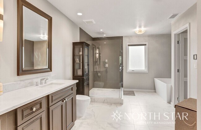 Building Photo - $1000 Off First Months Rent in Lake Oswego