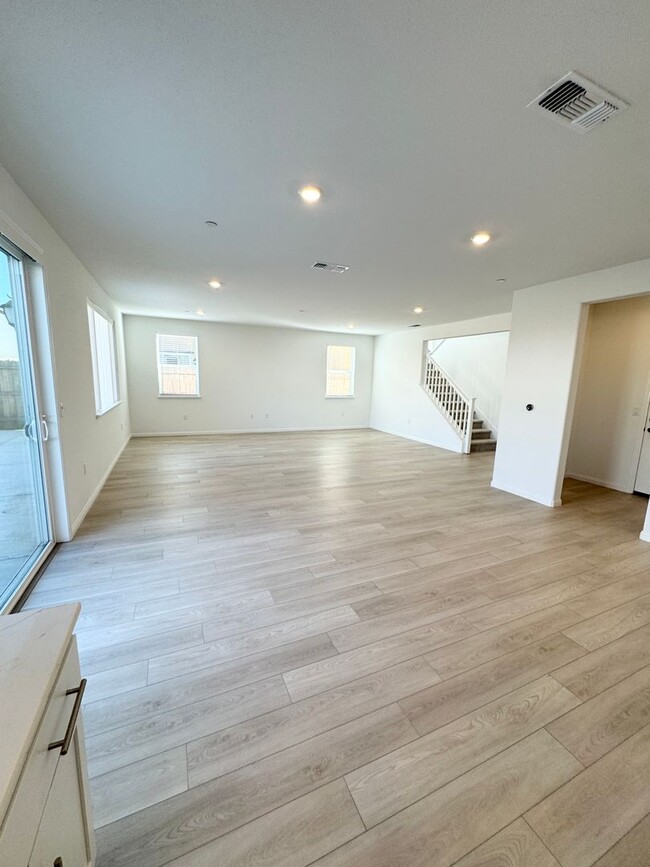 Building Photo - SOLAR HOME – 4 Bed / 3 Bath + Loft | 2,800 Sq Ft  SEE VIDEO