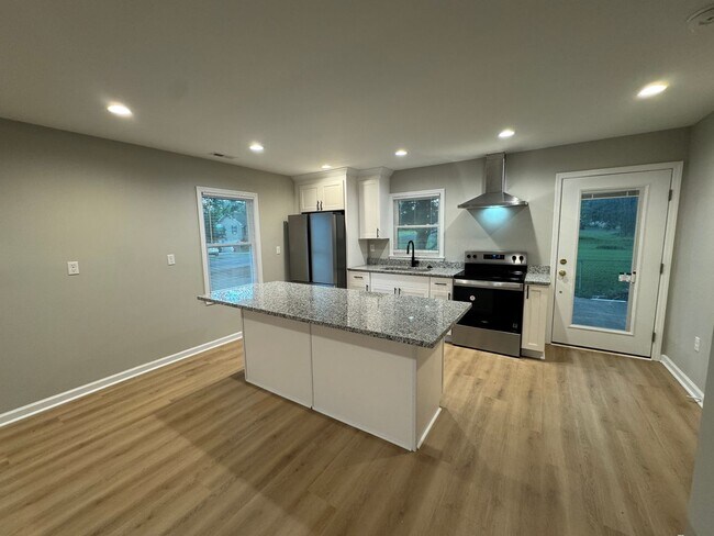 Building Photo - 4 Bed, 2.5 Bath with Park Access in the perfect location in Nicholasville! Stainless Steel Applia...