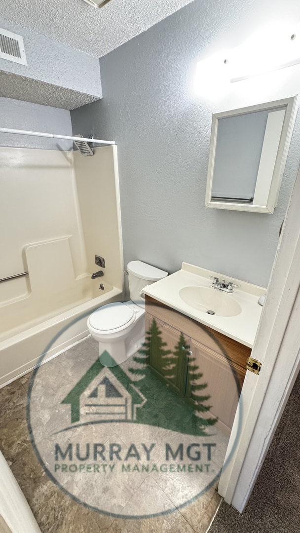 Building Photo - 2 Bedroom, 1 Bathroom Second Floor Apartment!