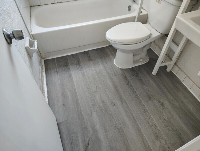 Building Photo - 5261 Alhambra Dr