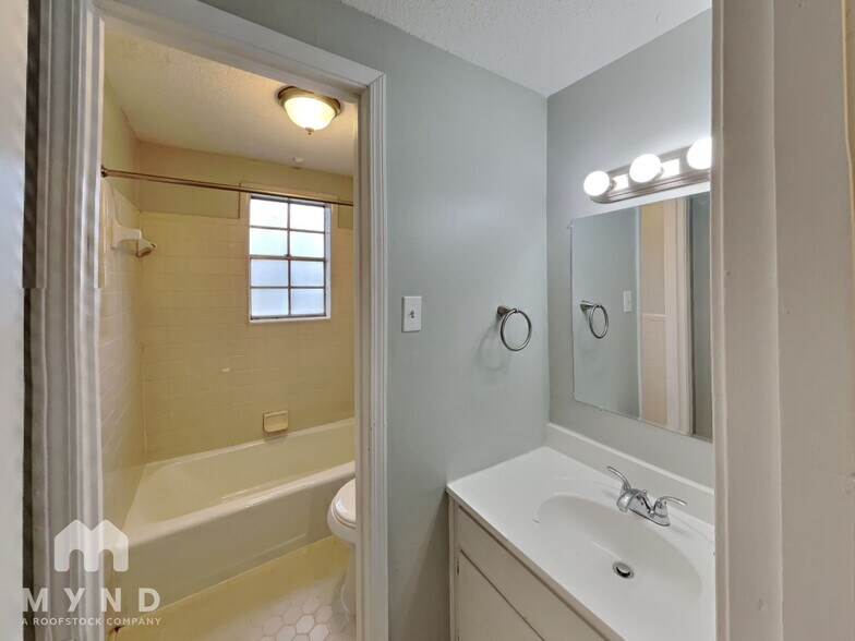 Building Photo - 2888 Baywood Dr
