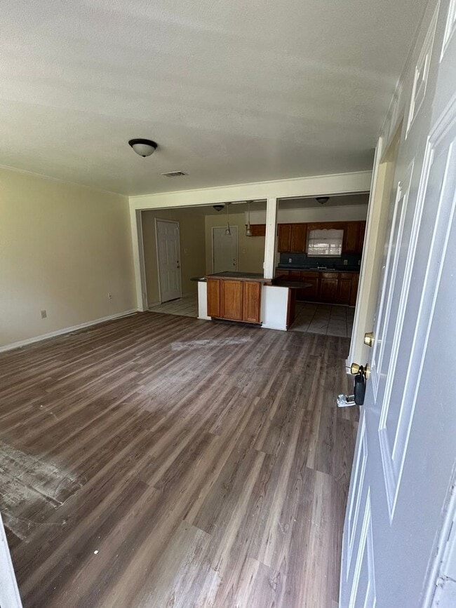 Building Photo - 3 Bedroom and 2 bathroom home