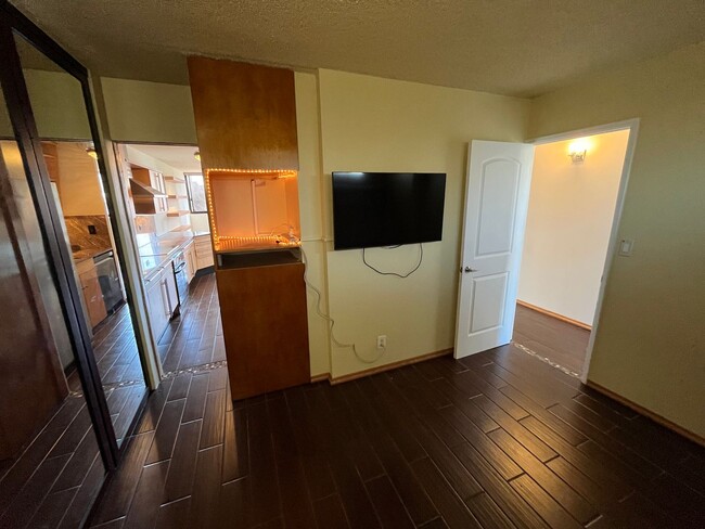 Building Photo - Spacious 1 Bed/1 Bath/1 Parking at La Casa...