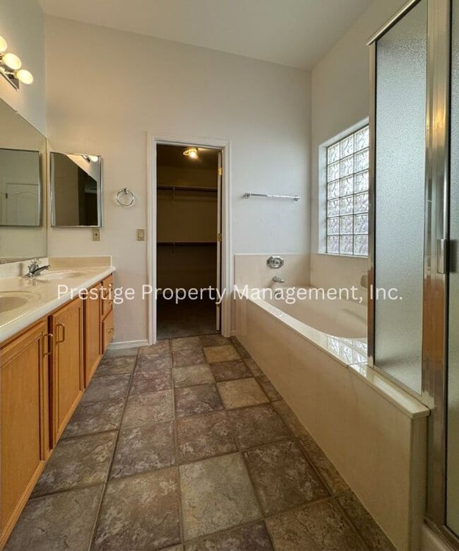 Building Photo - Stunning 3-bedroom 2-bathroom home in a ga...